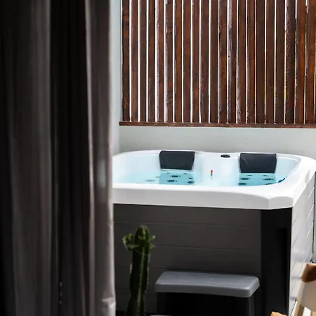 Yanna Lodge, Classe 4 Etoiles Avec Couvert Entierement *