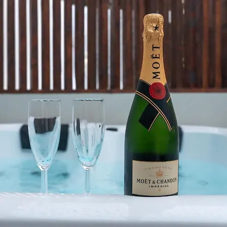 Yanna Lodge, Classe 4 Etoiles Avec Couvert Entierement Holiday home *